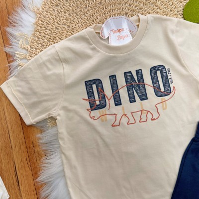 Conj. Camiseta Dino Wild e Bermuda em Moletinho - Areia e Azul Marinho